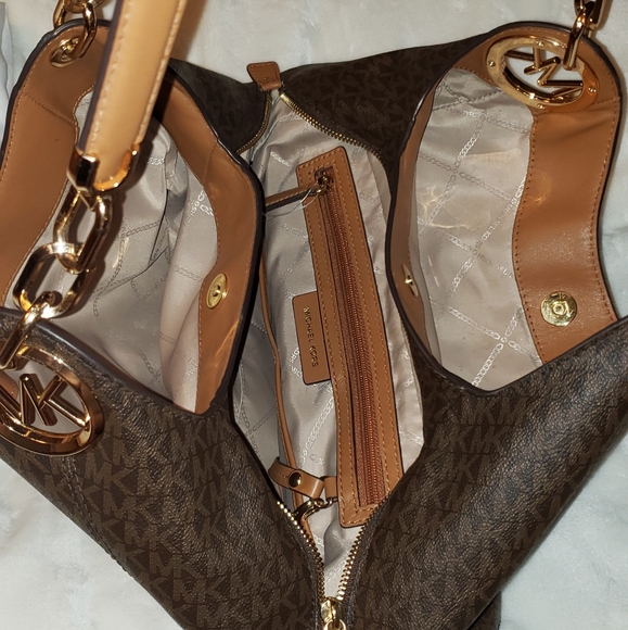 Michael Kors Lillie LG Chain Shoulder Bag - Picture 6 of 7